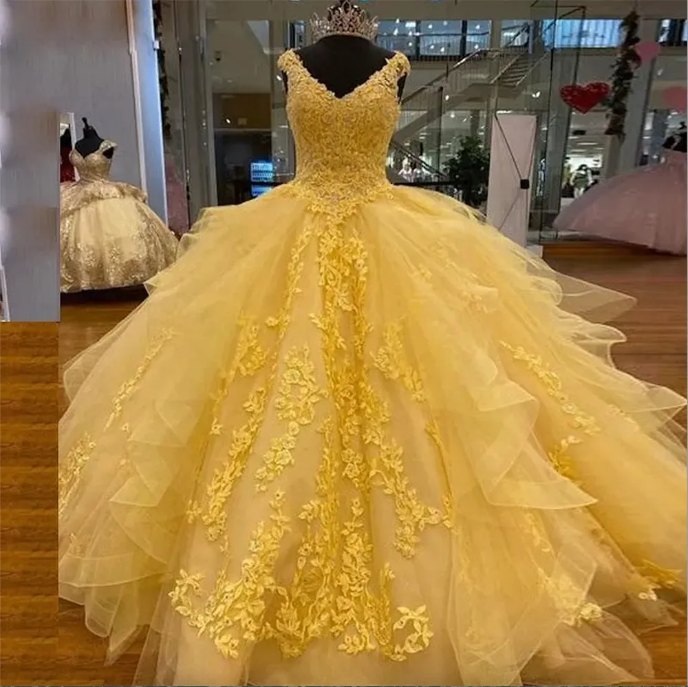 Gelbe Quinceanera-Kleider mit Spitze, V-Ausschnitt, ärmellos, nach Maß, abgestufter Rock, Tüll, süßes 15-16-Prinzessin-Festzug-Ballkleid