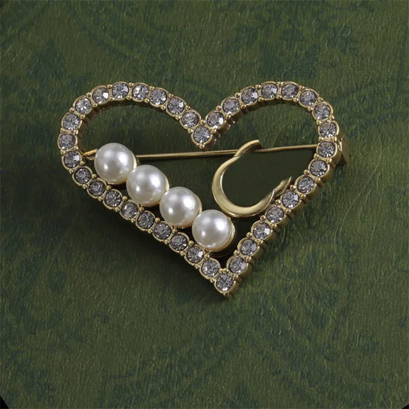 Pearl Brosches Women Designer Jewelry G Heart Brosch Luxury Pins Fashion Girls Love Pin Brand Ornament Broche Wedding Accessories Suit Dress