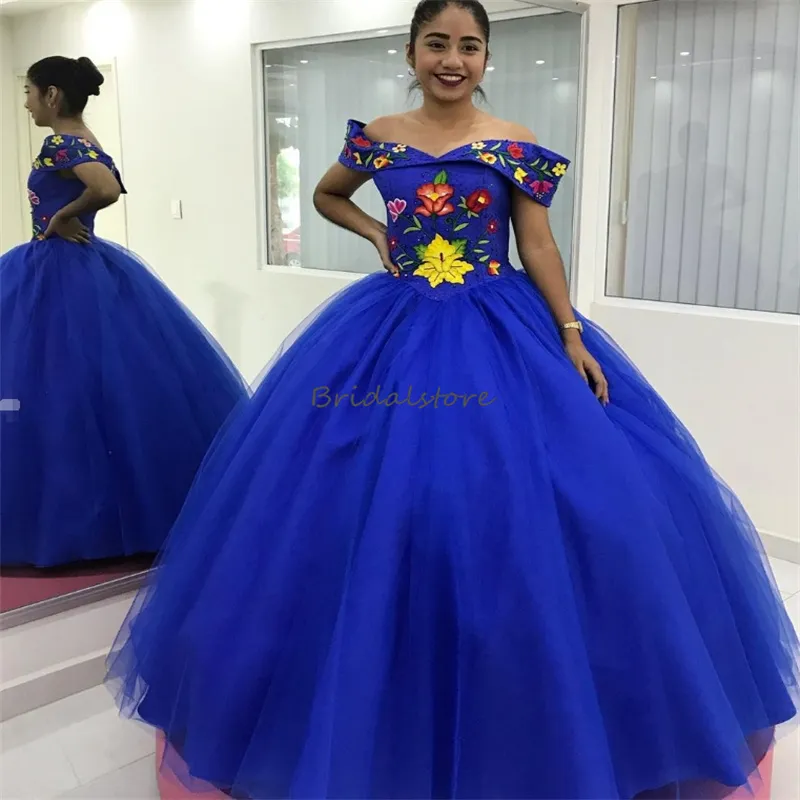 Traditionelle mexikanische blaue Quinceanera-Kleider mit bunter Blumenstickerei. Fünfzehn-Geburtstagskleid