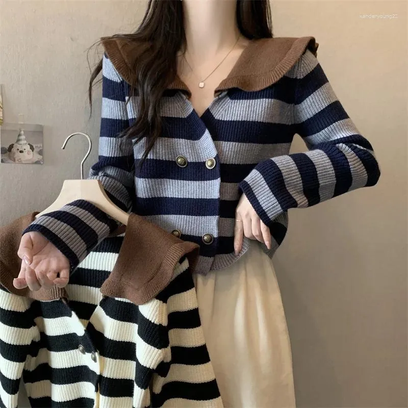 Kvinnors stickor 2024 Spring Autumn Winter Korean Knickad tröja Fashion Doll Neck Rands Streetwear Casual Holiday Cardigan kläder X011