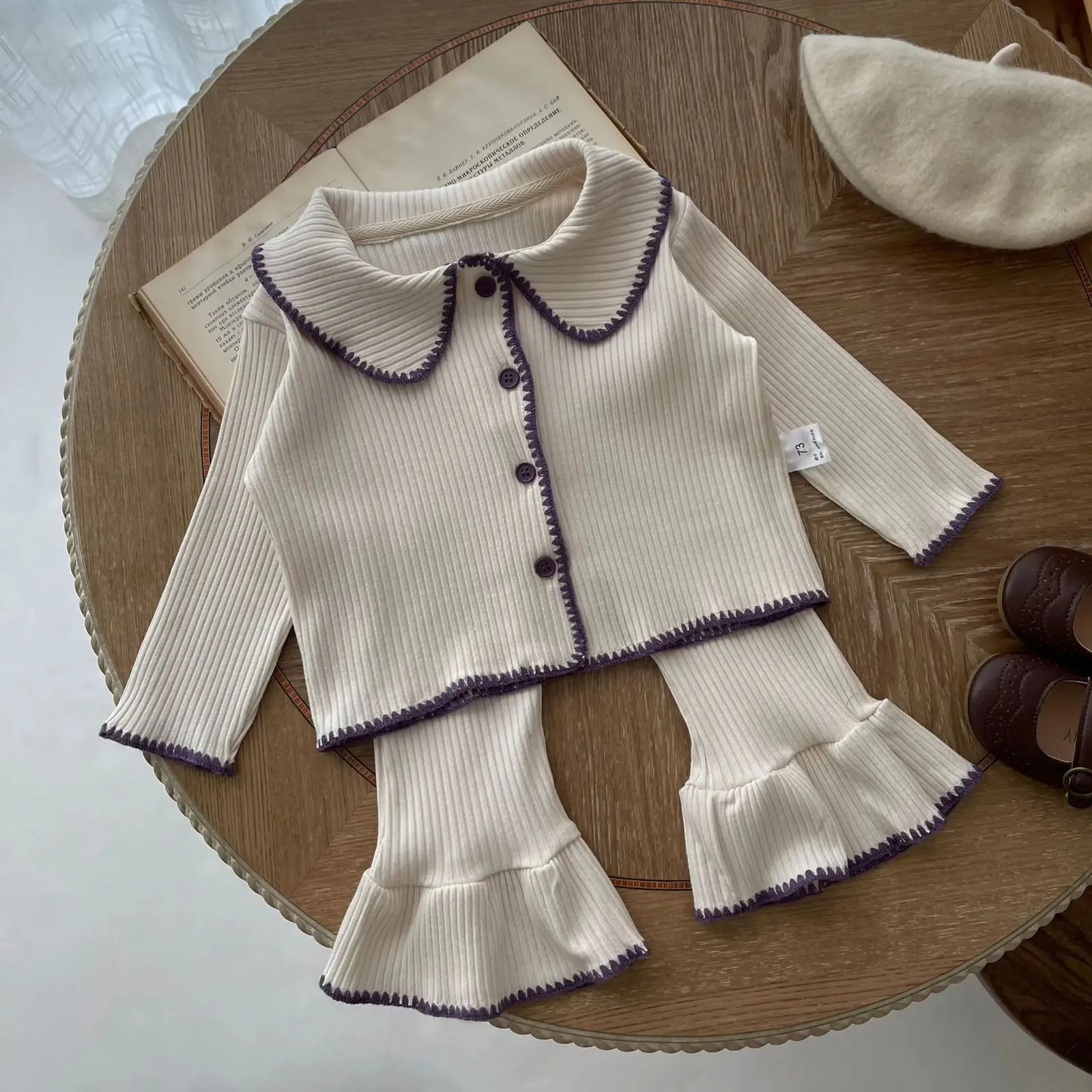 7467 Zestaw odzieży dla niemowląt Atchn Emiste Shell Dz dzianinowy kombinezon Contrast Contrast Cardigan Bell Bottoms Casual Girls Twopiece Suit 240118