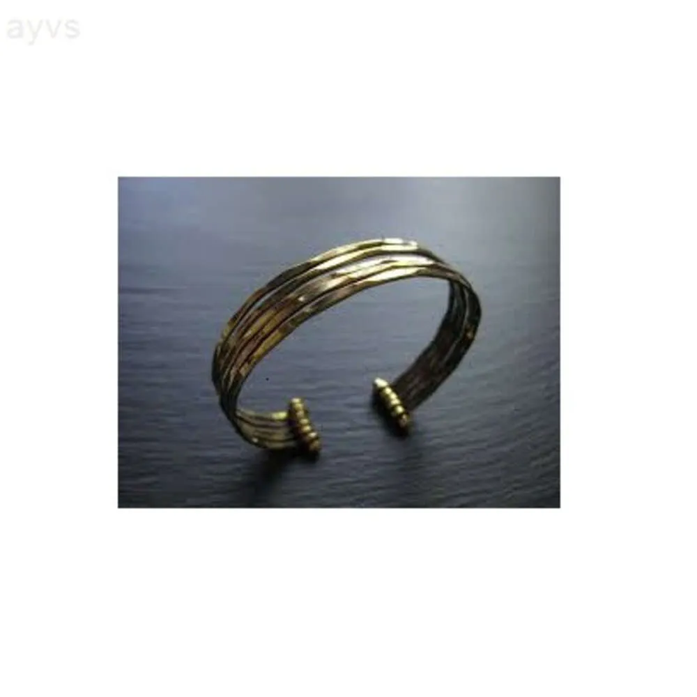 Les fêtes utilisent un bracelet en métal en laiton pour une utilisation faite à la main pour un design de mode Bracelet en laiton antique pour les femmes