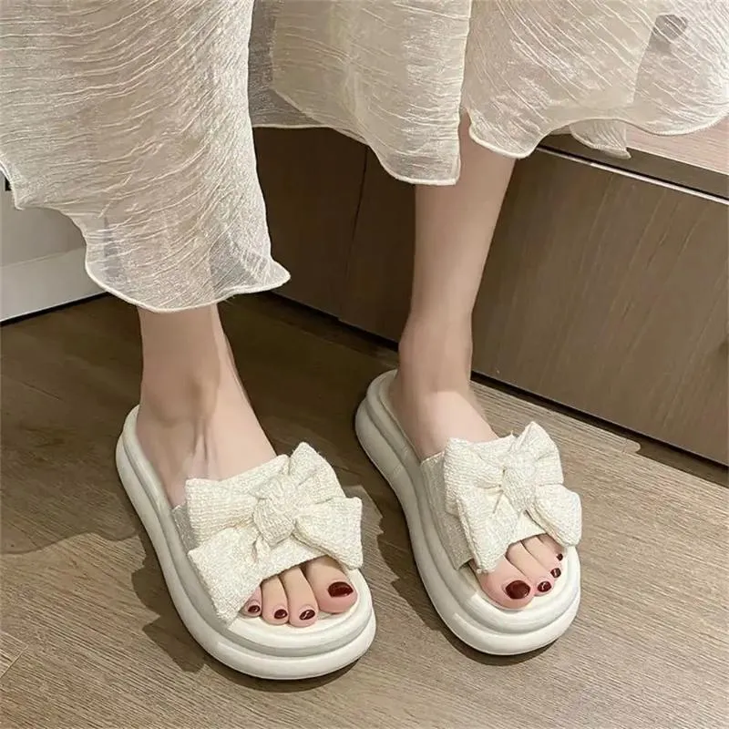 Slippers Zwart Anti-slip Sandaal Dames Slide Voor Vrouwen Schoenen Blote Voeten Laarzen Vrouw Sneakers Sport Sapateni Mode Tenisse