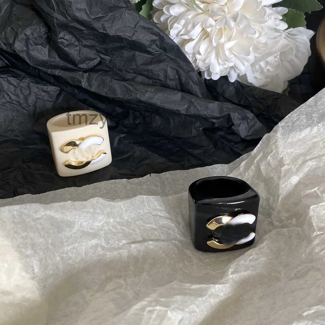 Bant Yüzükleri 7 Stil Asla solma Marka Mektubu Yüzük Altın Kaplama Pirinç Bakır Açık Moda Tasarımcısı Lüks Kristal İnci Kadın Düğün Takı Hediyeleri 4xom