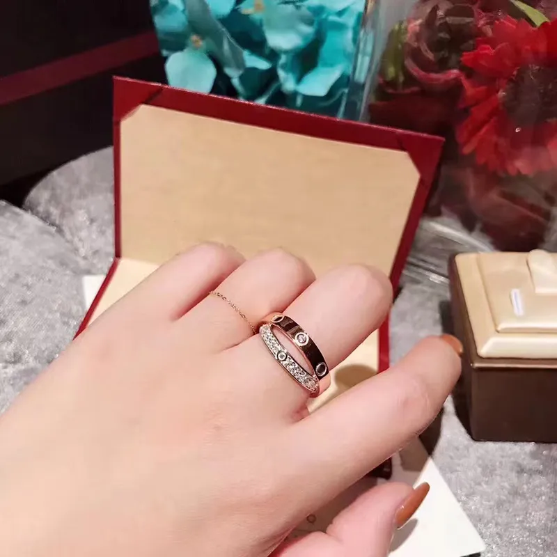 Luxe ontwerpers ring vol nieuwste stijl diamanten ringen voor vrouwen modieuze tweekleurige patchwork crossover ring topniveau cadeau casual mode feest sieraden cadeau