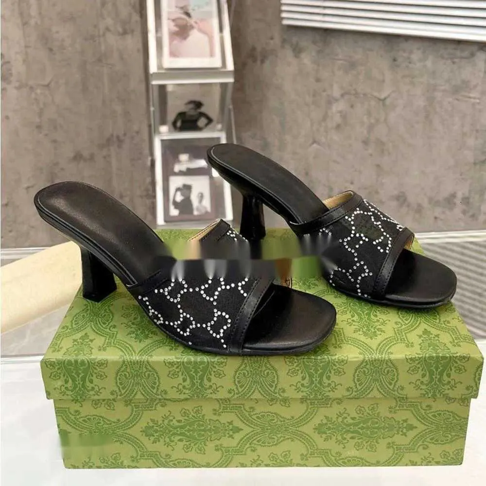 Femme Designer Talon Slide Sandale en maille de cristal noir Chaton Talons Sliders Slipper House Fashion Mule plate Lady Casual Beach