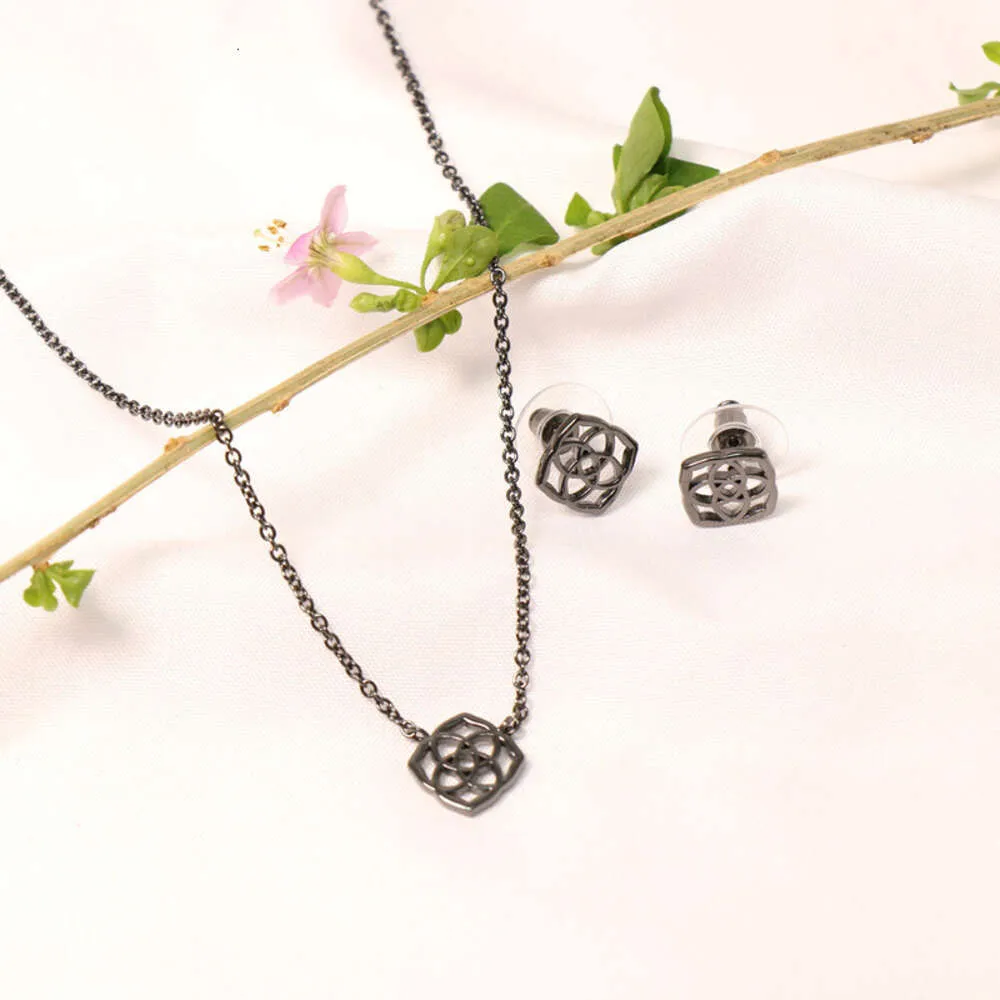 Ontwerper Kendras Kendrascotts Scotts Sieraden Dira Minimalistisch Temperament Rose Flower Gunmet Sleutelbeenketting Sieraden Vrouwelijk pistool Zwarte ketting Oor