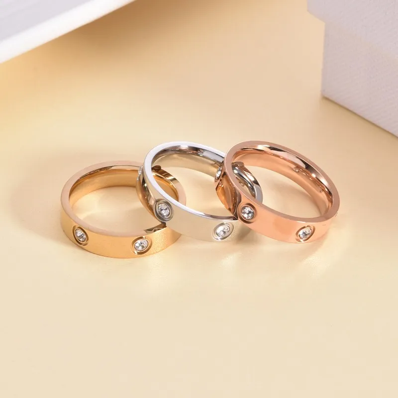 女性向けのホット販売ダイヤモンドの象眼細工チタンスチールは、色あせないハイエンドの雰囲気です。 6つのダイヤモンドを添えたカップルリング