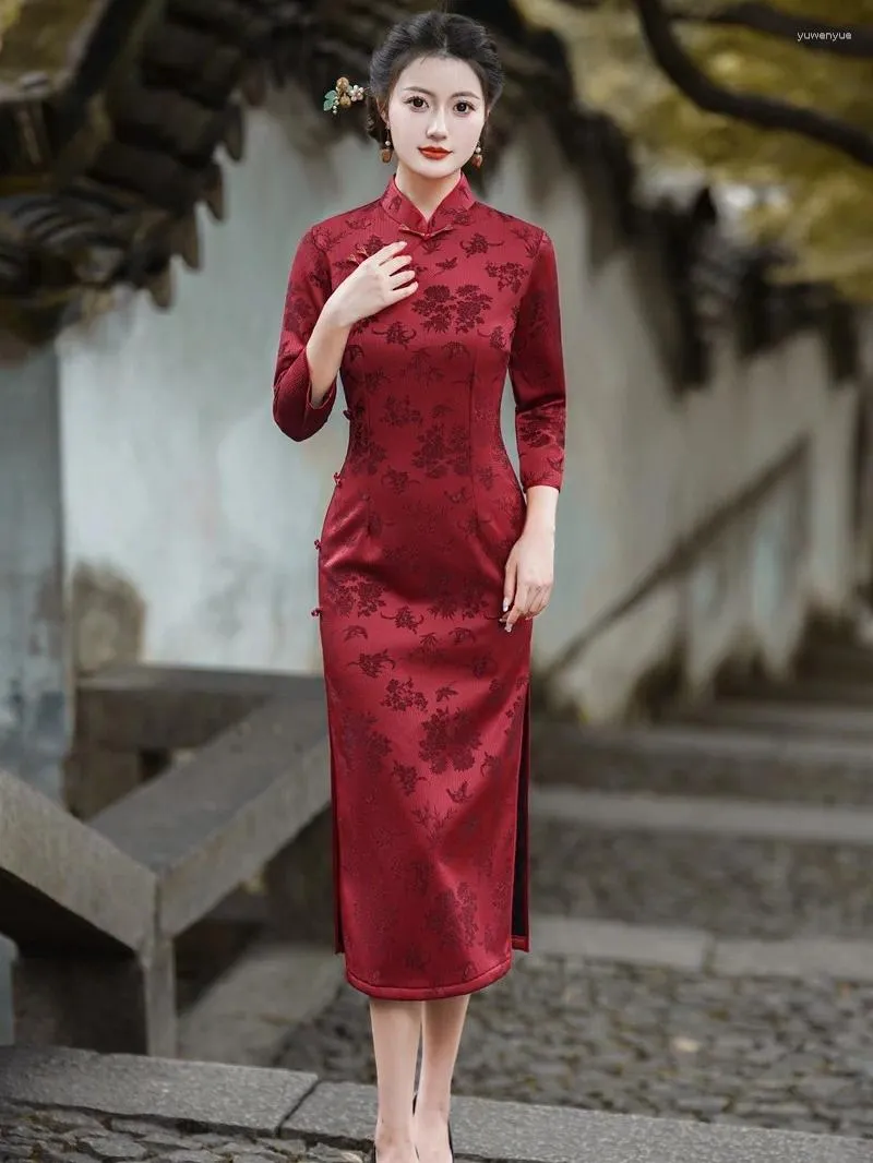 Vêtements ethniques Jacquard rouge Satin sept points manches Qipao femmes chinoises bouton fait à la main Cheongsam élégante robe quotidienne