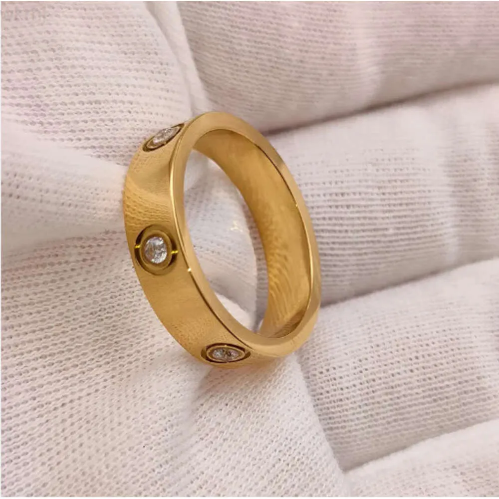 Роскошные дизайнерские ювелирные изделия Love Ring Finger Ring с камнями Позолоченная нержавеющая сталь 18 карат Классический дизайнерское винтовое кольцо