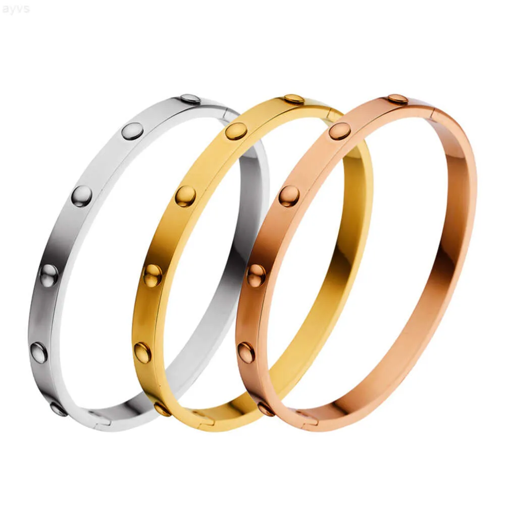 Nouveau matériau 60mm titane conception spéciale points Bracelets de haute qualité plaqué or 18 carats Bracelet populaire Rivet Bracelets pour les femmes