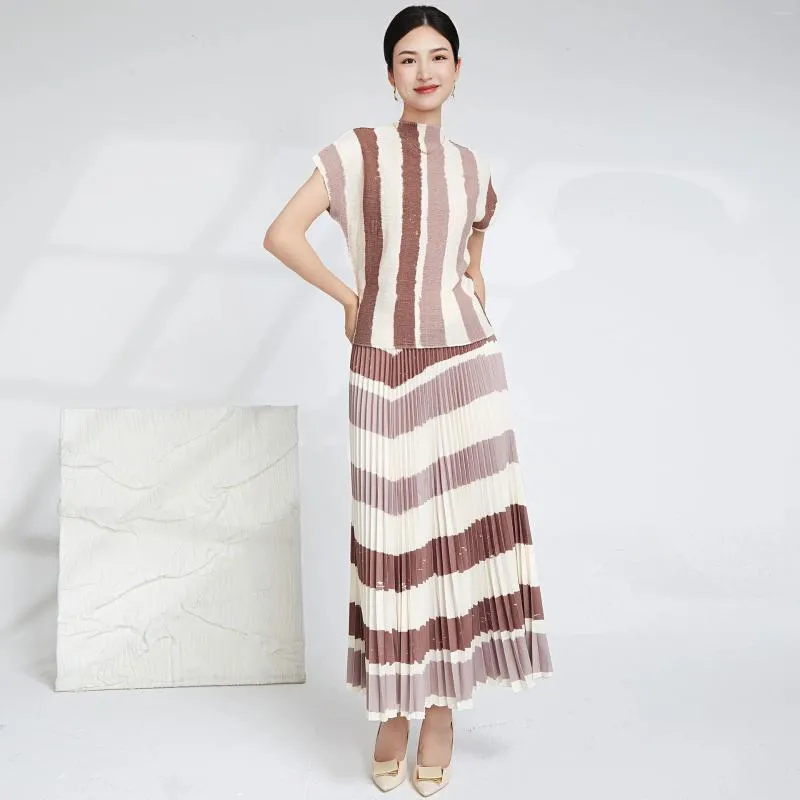 ワークドレスYudx Miyake Pleated Summer Striped Suit Tempemament High Collar Short-SleevedTシャツトップライト通気性ペプラム2ピース