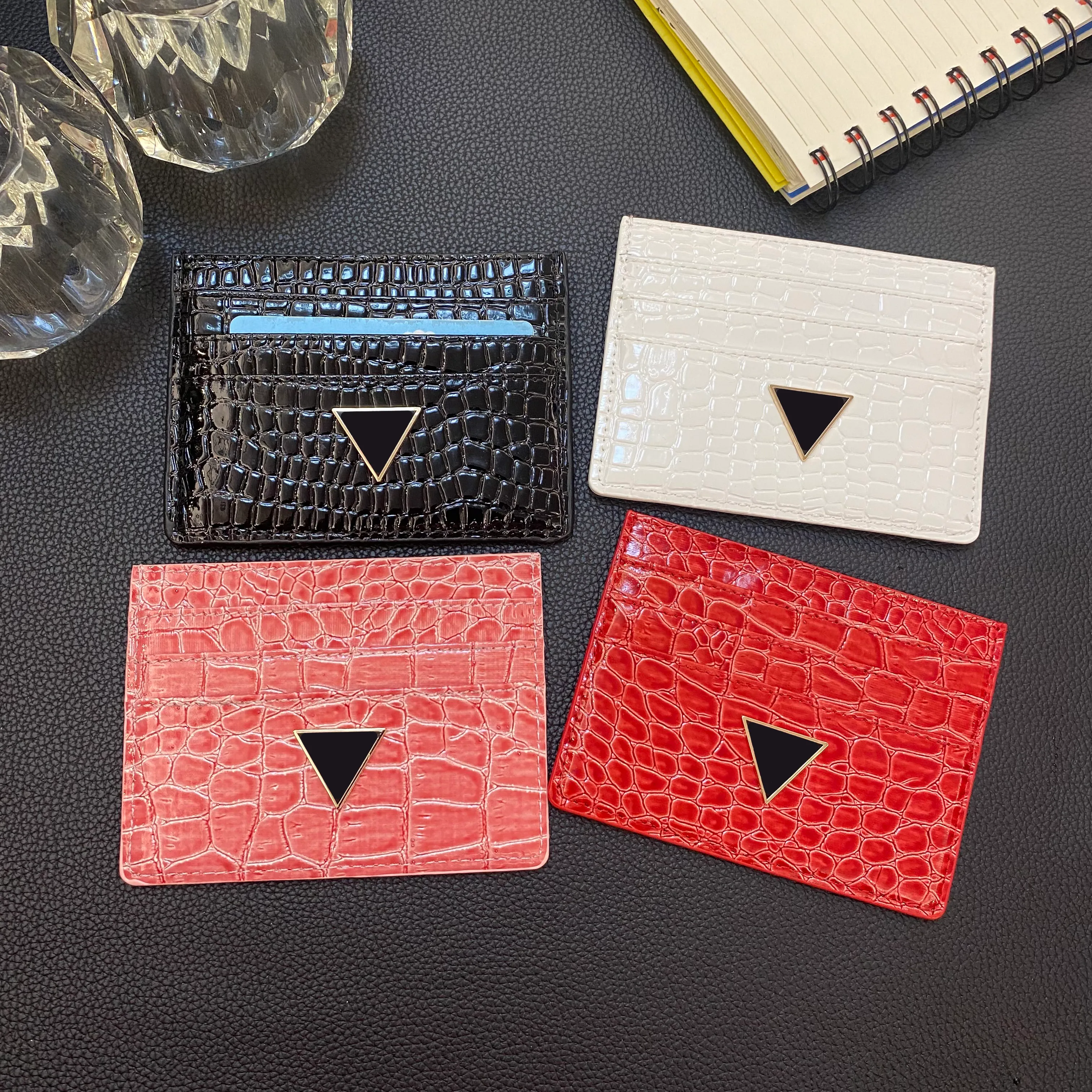 2024 Classic Designer 10A Kreditkortshållare Ladies Triangle Kreditkort Plånbok Designer Black Fashion Passport Cover Business Mini Coin Pocket Strap Case
