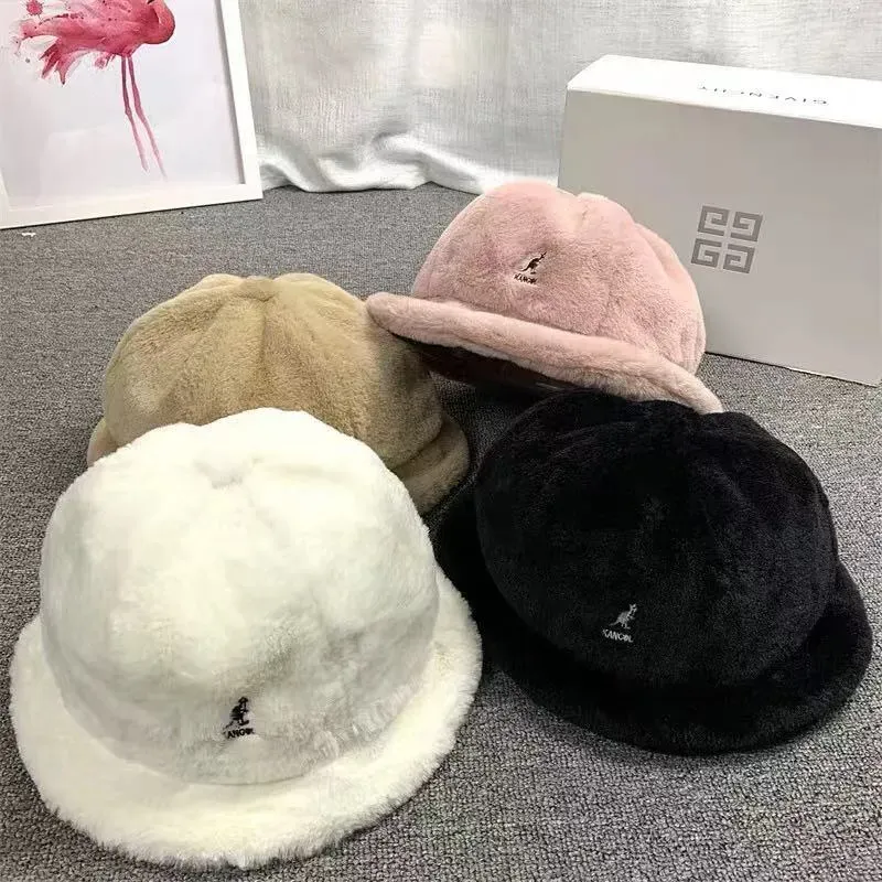 Designer Kangol Kangaroo Cony Hair Hat Hyunya samma stil Kvinnor Autumn och Winter Lamb Hair Round Top Embroidery Warm Fisherman Hat Cold Proof