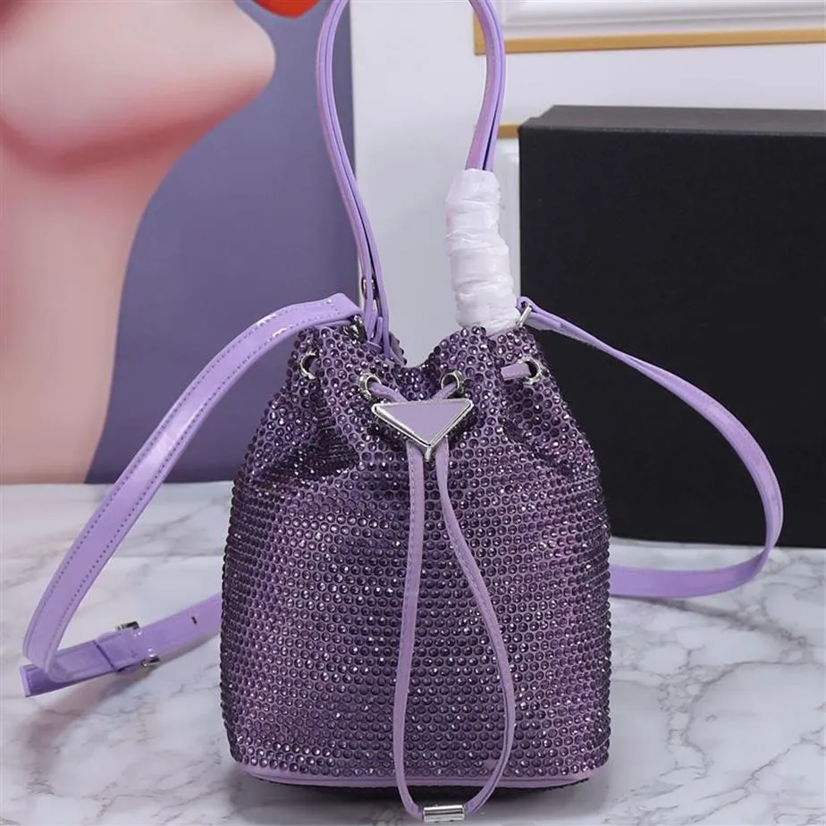 Crystal Bucket Bag Mini Tygväskor Fashion Crossbody Purse Women Axel Handväskor Diamonds Triangular Sheet Metal Drawstring Bindi2228