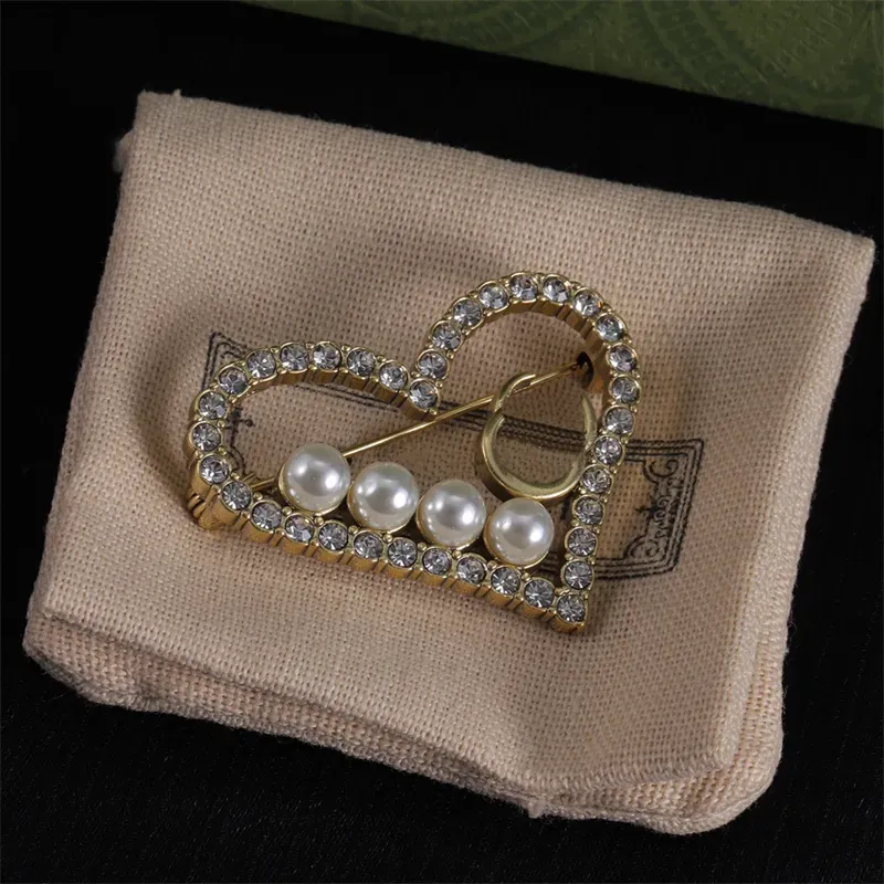 Pearl Brosches Women Designer Jewelry G Heart Brosch Luxury Pins Fashion Girls Love Pin Brand Ornament Broche Wedding Accessories Suit Dress