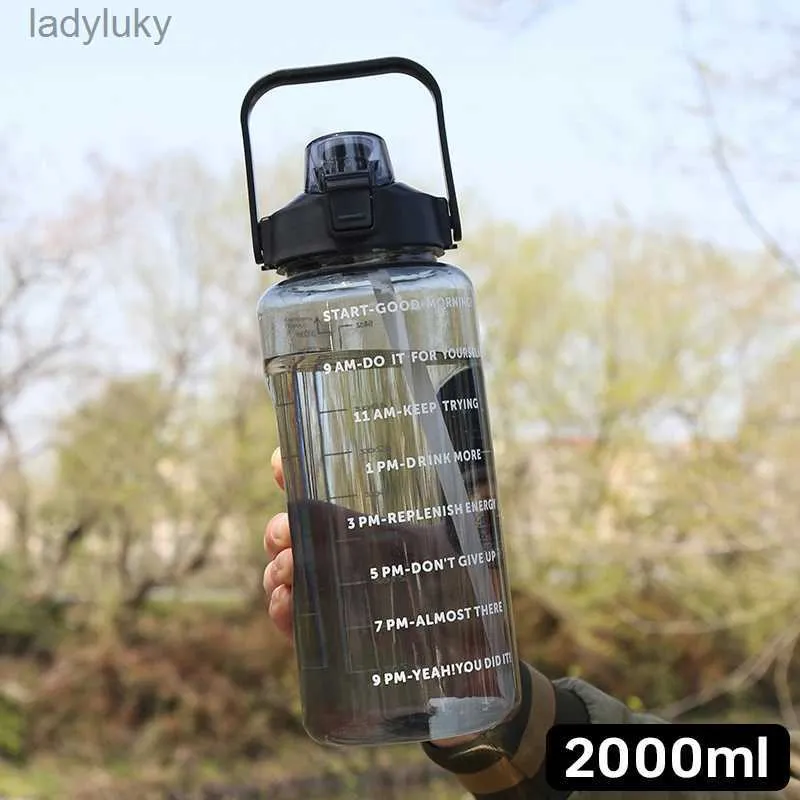 Bouteilles d'eau Cages 2 litres Botyle d'eau avec paille cruche femelle filles bouteilles de voyage portables Fitness vélo tasse été cruche d'eau froide avec marqueur de temps L240124