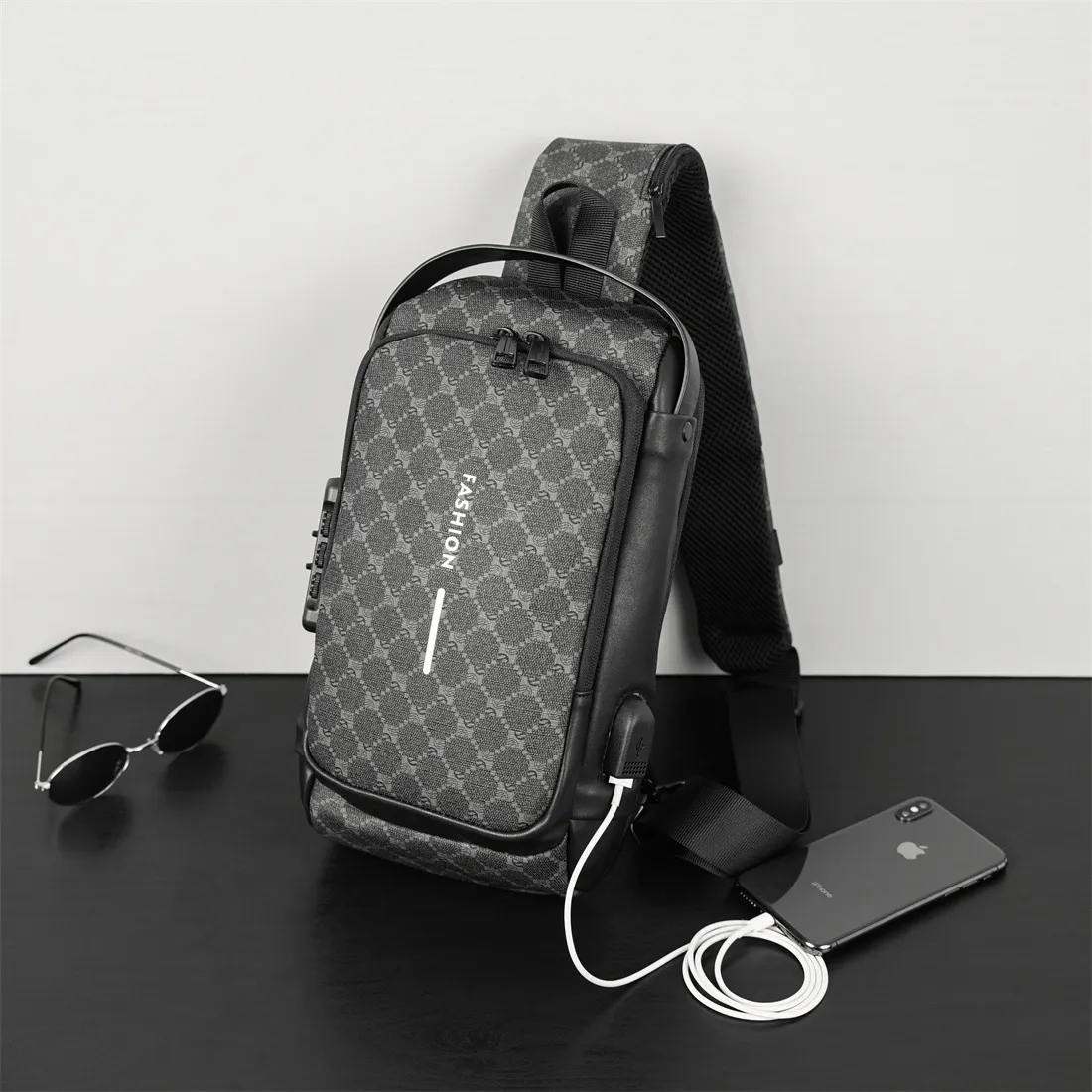 Nowa designerska torba na klatkę piersiową dla mężczyzn Pakiet wielofunkcyjny na ramię Crossbody Bag anty-kradzież Krótka torba Mężczyzna USB Portfel
