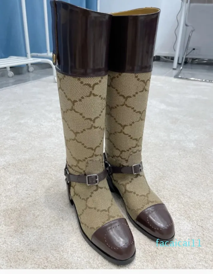 文字刺繍スネークスキンパターンハーネスディテールブーツ女性ライトアンドシャドウプリントブーツレディース馬術スタイルの膝ブーツサイズ35-40