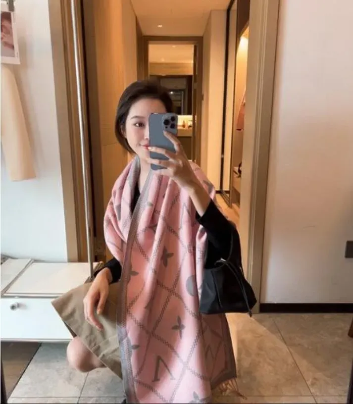 2024 New Brand Explosive Scarf Shawl Rabbit Veet Core High-end Fabric to Show the Famous Warm Temperament Multi-color Optional Scarves