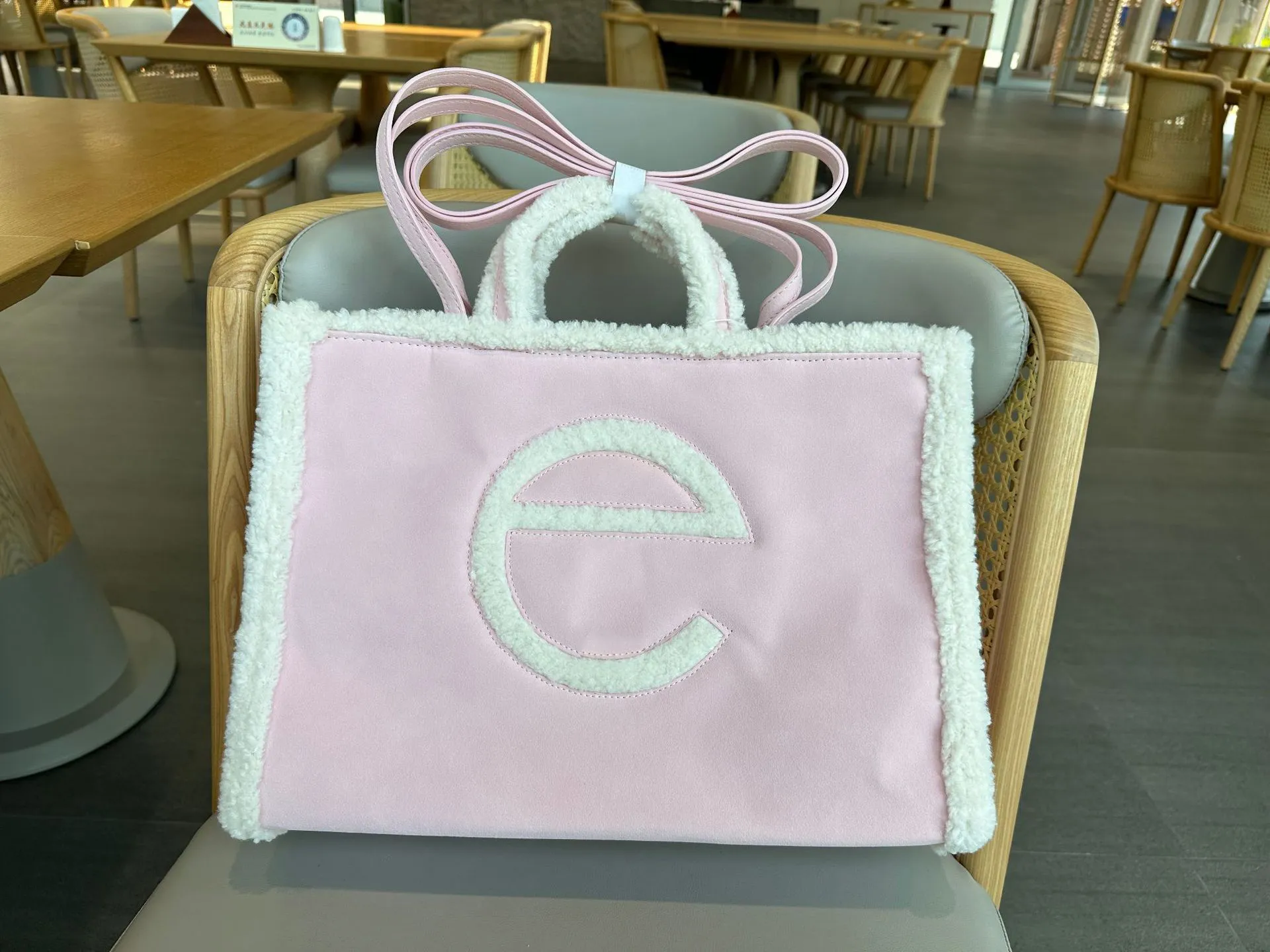 Sac fourre-tout en cuir Sac à main de luxe Sac à bandoulière en peluche Lettre Sacs à bandoulière Designers Portefeuilles Sacs à main Femmes Lady Sacs pour femmes 2 tailles de haute qualité DHgate