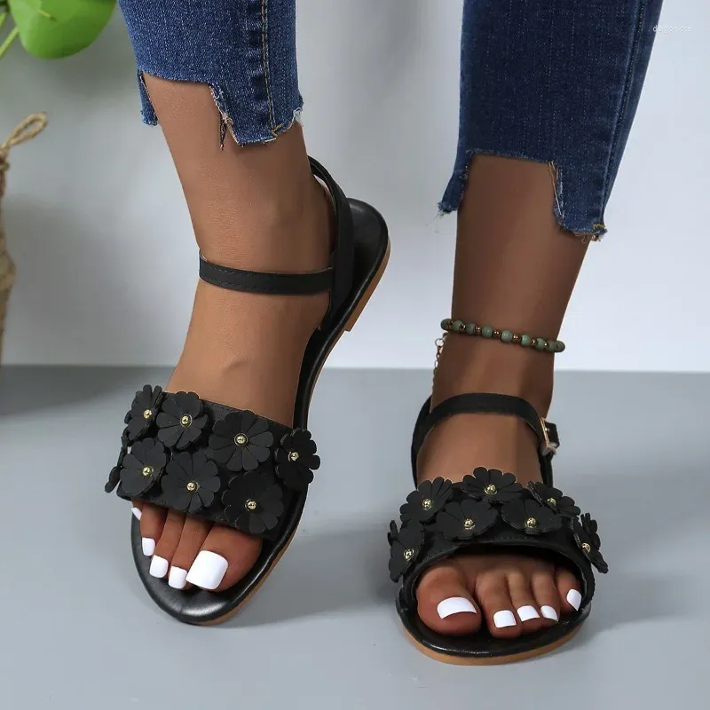 Sandały nisko obcasowe nowoczesne paski klamry dorosłe damskie buty 2024 Flower Flat z solidnymi klasykami damskimi