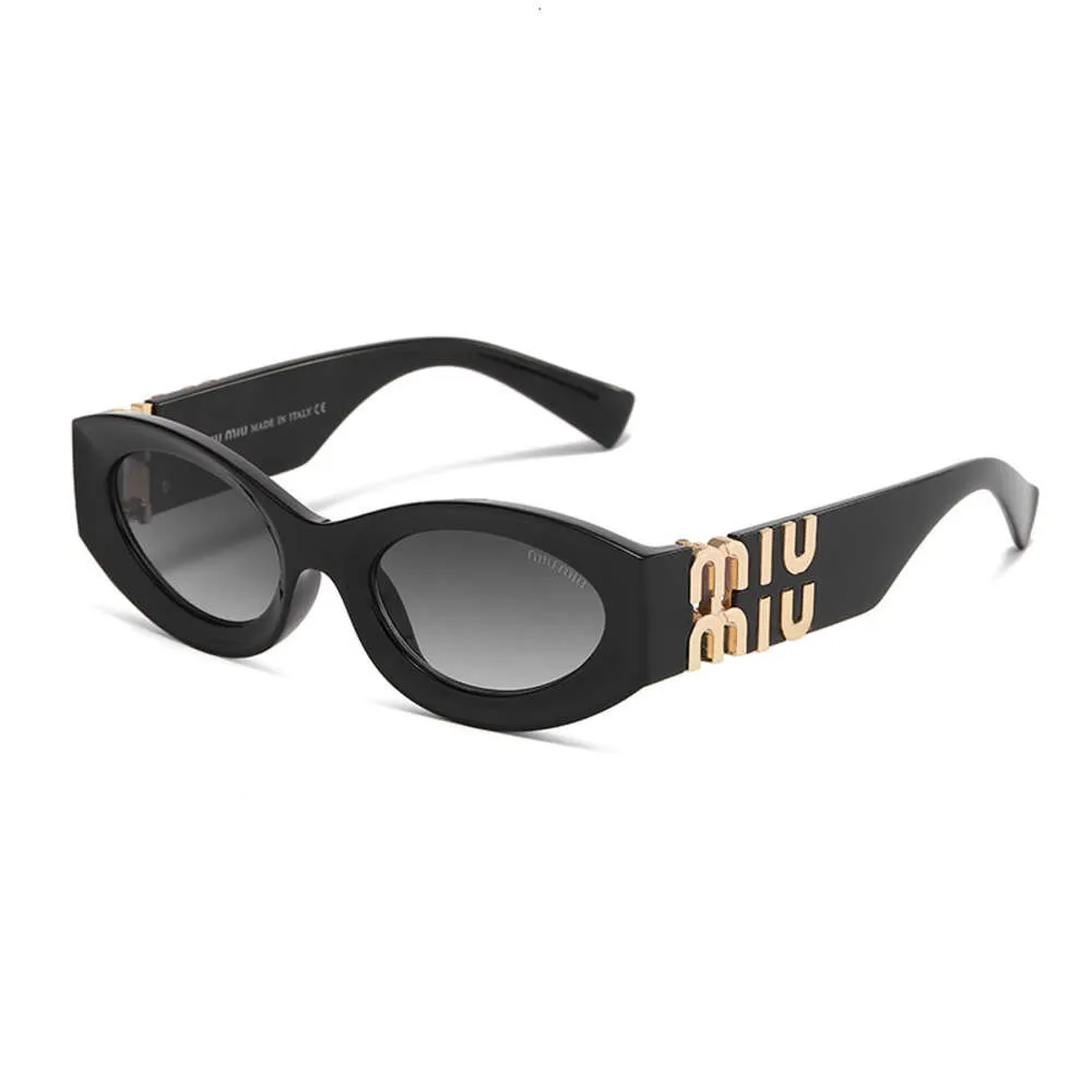 Designer Miui Miui Solglasögon 2024 Ny M Family Cat's Eye Fashion Solglasögon med avancerade metalltillbehör Fashion Glasses