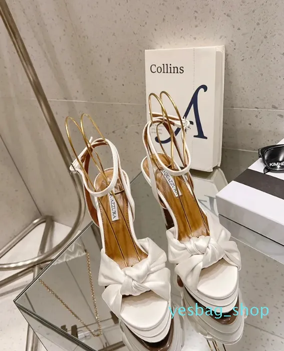 Aquazzura Sandals 여성의 은하 꽃 꽃잎 수정 장식