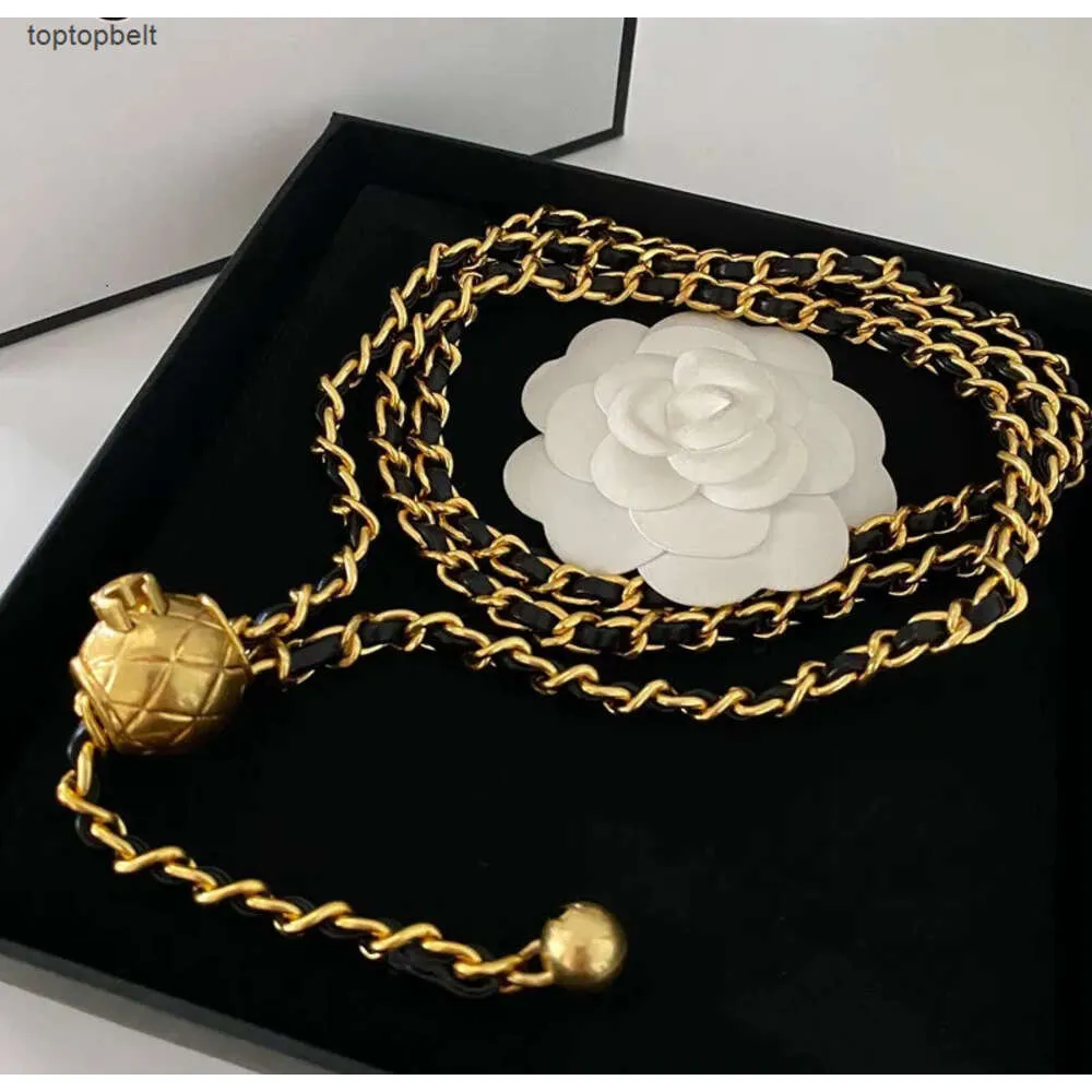 Cadenas de diseñador Mujeres Vintage Piel de oveja Marca Collar de bola Pretina Decorativa Letra marcada Eslabón de oro Cadena de cintura Cinturón Regalo 10A