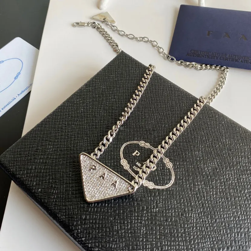Silver Plated Luxury Copper Necklace Designer Triangle Charm Necklace Fashion Womens new Jewelry Romantic Birthday Gift Necklace new High Quality Jewelry