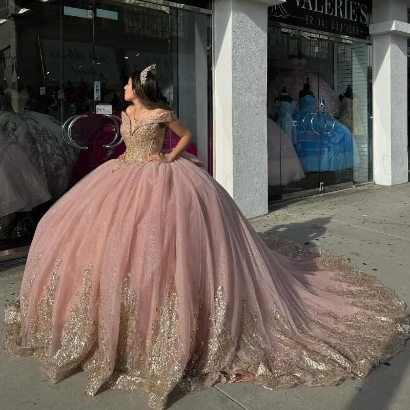 Lyxrosa glänsande quinceanera klänningar 2024 Guld spets applicerad kristall från axelbollklänningen söt 15 vestidos de quinceanera