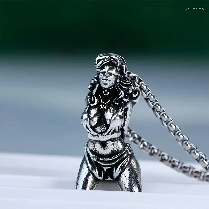 Pendentif Colliers Petit et exquis Désir des hommes de conquérir Collier avec des cheveux bouclés aux yeux bandés mains attachées belle