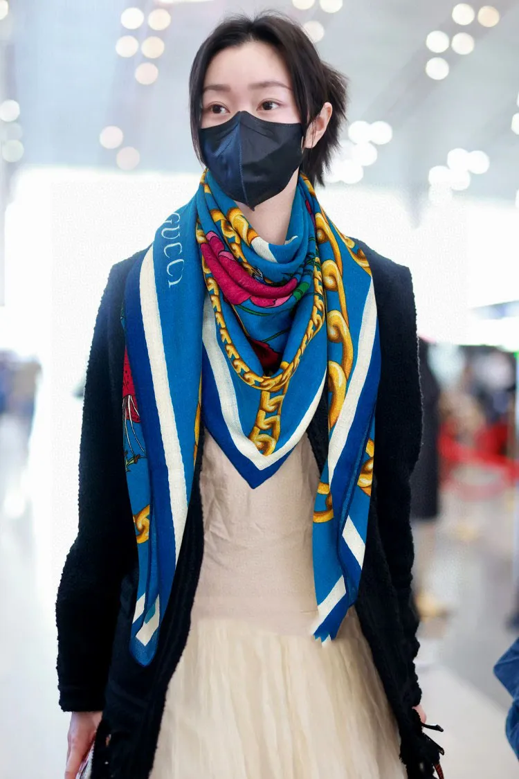 2024 Ny designer dubbelsidig tryckt kvinnor halsduk gg kedja blommor halsdukar designer halsduk klassisk mönster storlek 140*140 cm 100% kashmir topp mörk mönster gåva
