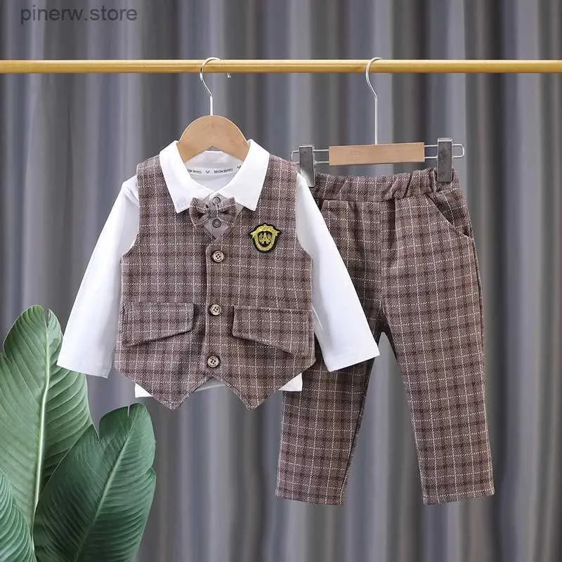 Kläderuppsättningar 1: a födelsedagspojkutrustning 2024 Spring Korean Style Gentleman Plaid Vest + White T-shirts + Pants Kids Passar Childrens Clothing Set