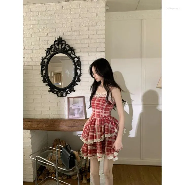 カジュアルドレスコロボフフランスの赤い格子縞のサスペンダードレス女性サマーレーススプリットウエストY2Kスカートスカートスカート韓国ファッションベスティドスデミー