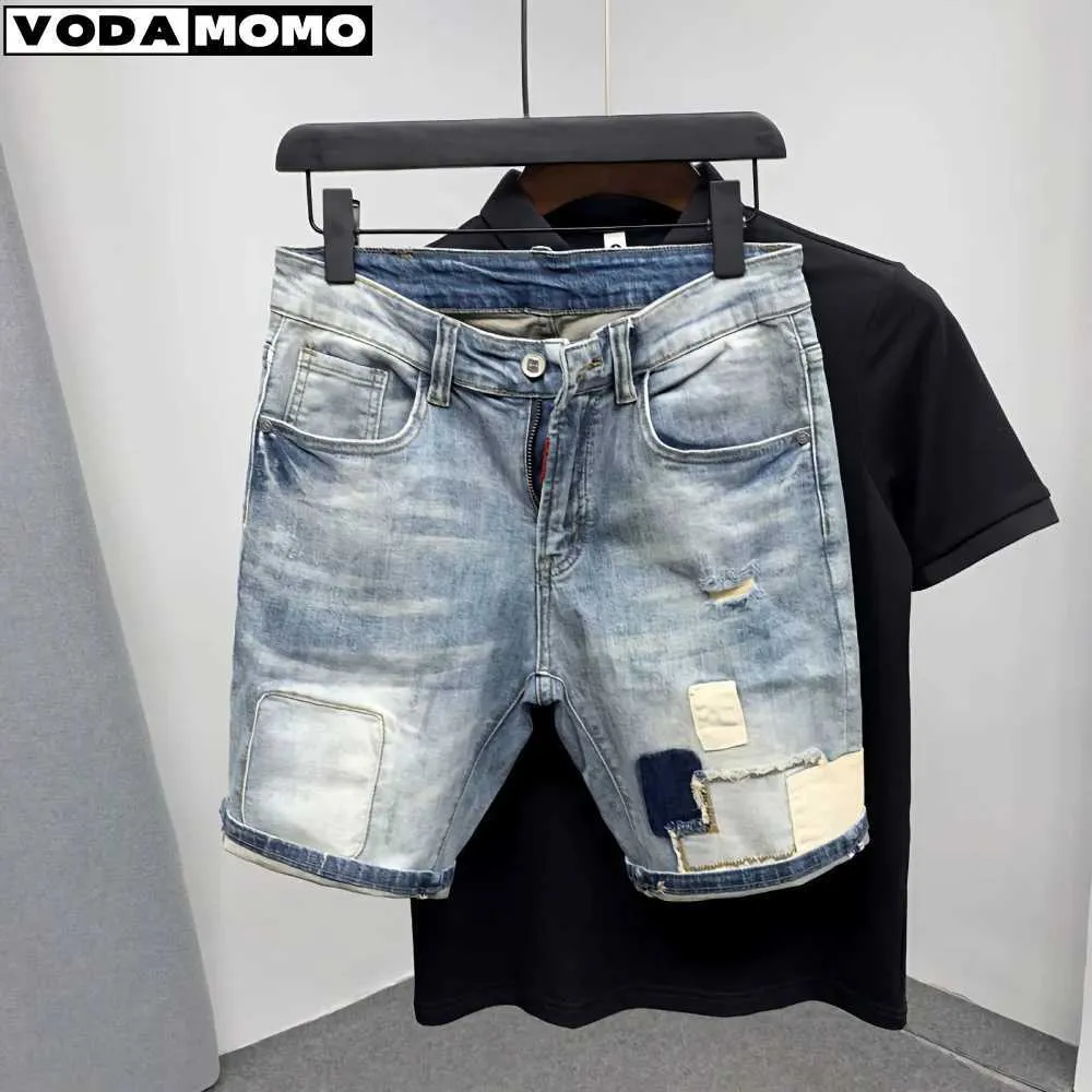 Mäns shorts Nya män denimshorts med hål tvättad koreansk stil rak kvarter patch casual jeans bermuda maskulina män kläder j240124