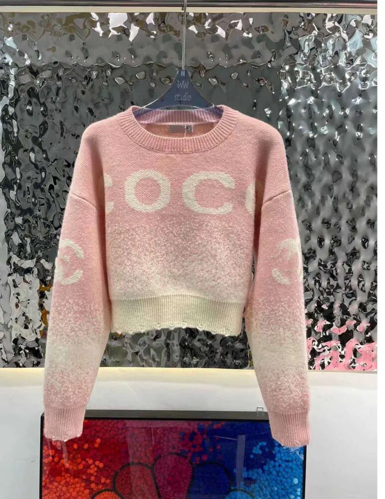2024 Высокое качество Женские дизайнерские свитера Одежда Вязаный свитер с вороньим вырезом Буква с длинным рукавом C G Пуловер большого размера 552