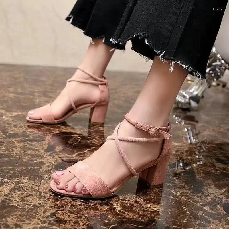 Chaussures habillées Sandales à lanières Femme Roman pour femmes en offre avec talon moyen été 2024 talons bloc noir élégant