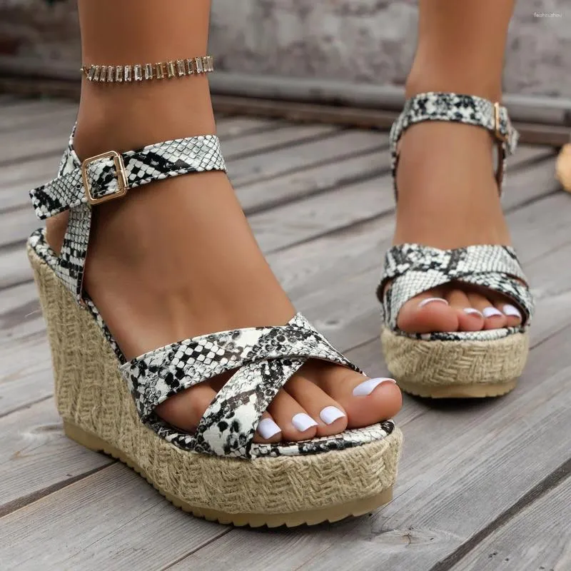 Klädskor kvinnors sandaler sommar öppen tå kilhäl ökade avslappnad mode super hög ormtryck romersk stil