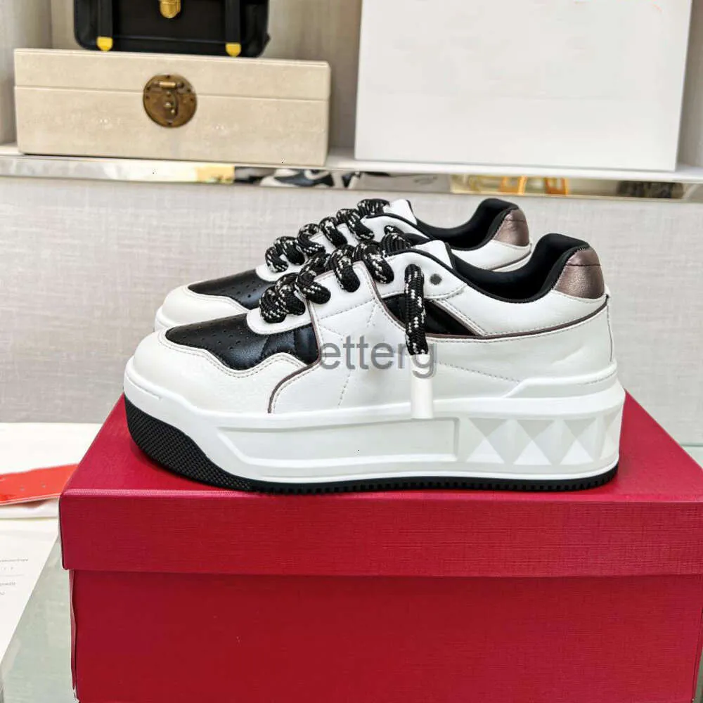 2024 Designer Dress Shoes Men Men Brand Luxury Common-Shoes Design Men Men Shares Women White White Sneaker Low Leather Sneakers Leathers Black Outdoor Trainers Letterg