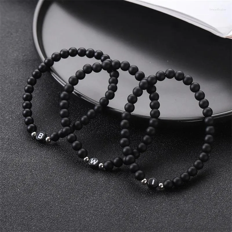 Charm Armband Trendy 6mm Black Frosted Stone Pärlade armband 26 Initialer Bokstäver Charm med elastiskt rep för pargåvor