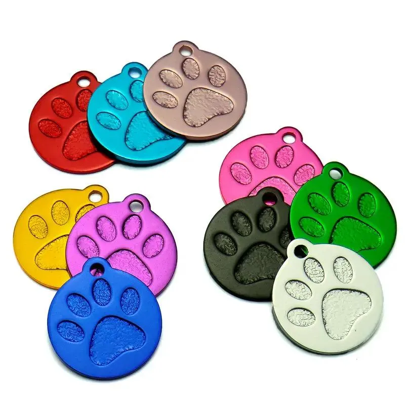 Porta all'ingrosso 100 pezzi 3D personalizzato in alluminio dog tag personalizzato cucciolo di cane zampa tag collare accessori nome inciso zampa tag per cani