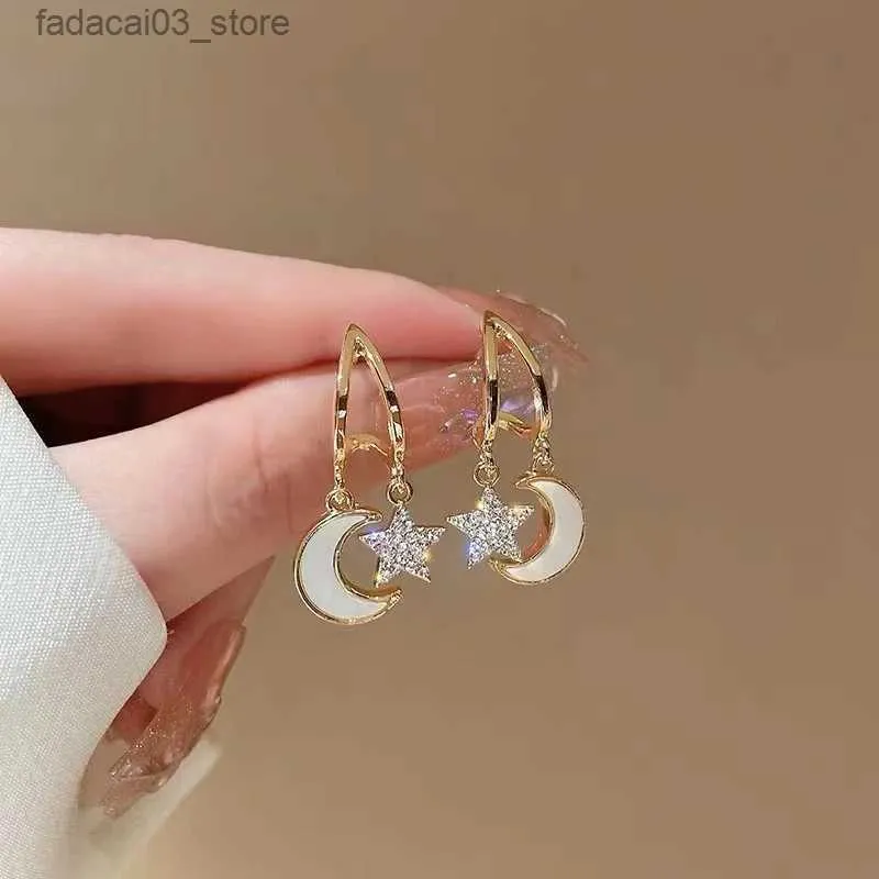 Stud Creative Asymmetric Zircon Shell Star Moon Pendant Gold Color Stud Earrings for Women Fashion Trend Girls Daily Wear Jewelry Q240125