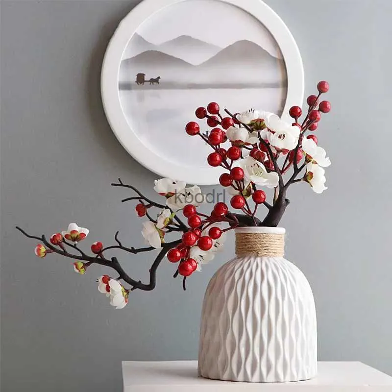 Finto verde floreale Cherry Red Plum Blossom Fiori artificiali di seta Ramo di plastica per la decorazione domestica di nozze Decorazione interna Bacca di schiuma Fiore finto YQ240125