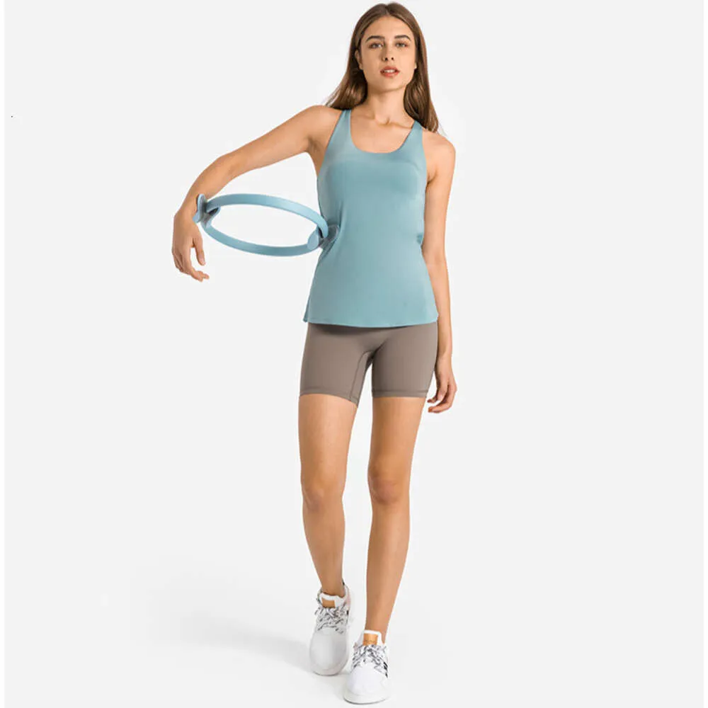 "Stylish Tank Top Yoga Shirt Blouse with Flat Cross-Strap Sports Bra, Breathable and Fashionable Fitness Apparel for Women with Removable Chest Pad"