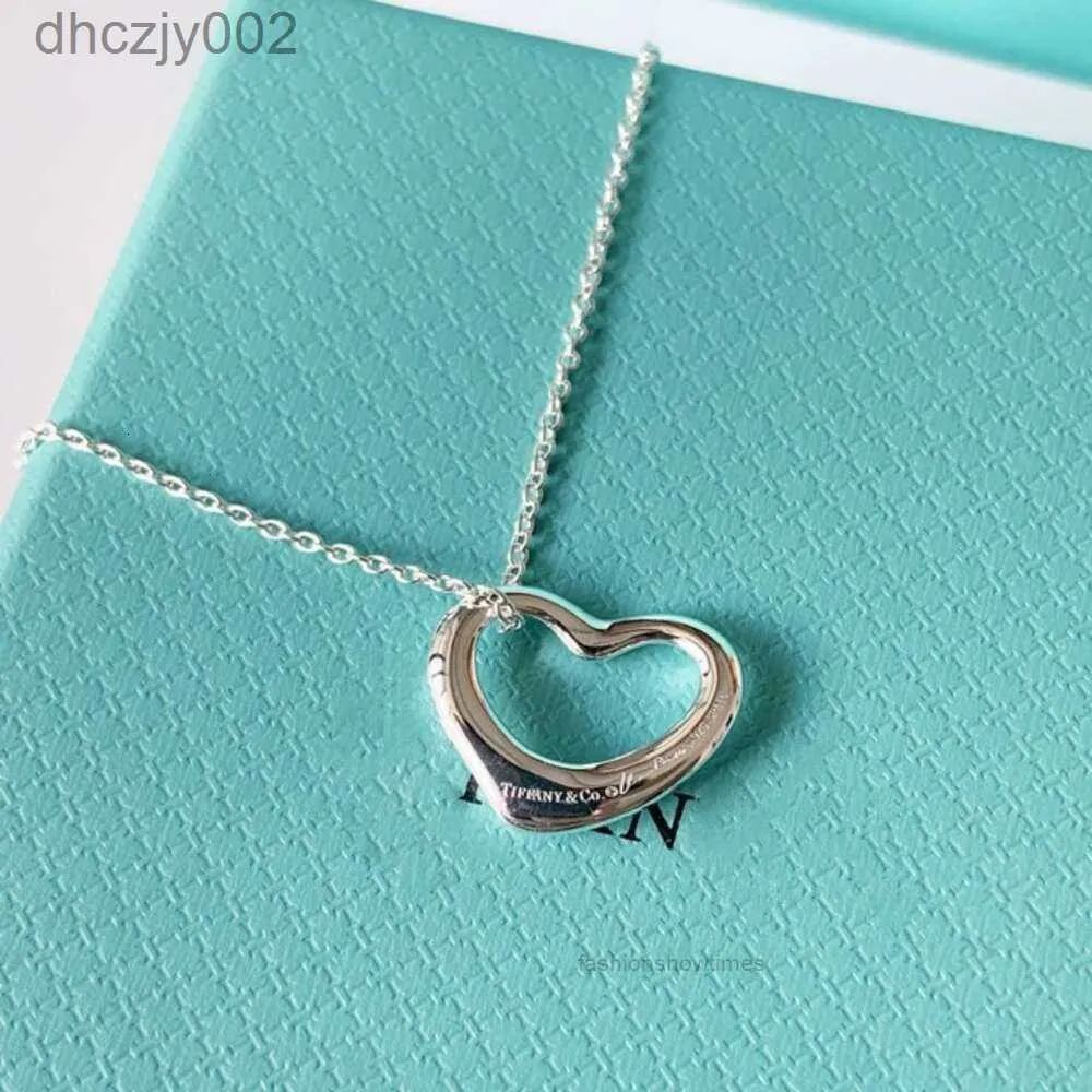 Collana di design classico in argento sterling S925 a forma di cuore cavo con ciondolo a forma di pesca, regalo 520 per San Valentino con scatola 44RW