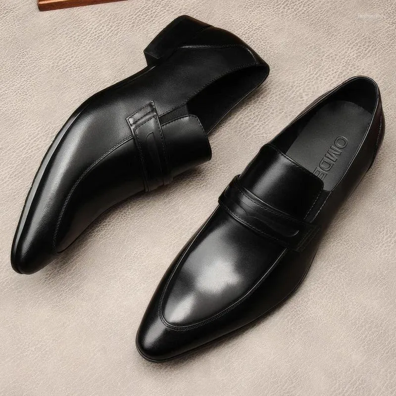 Geklede schoenen Luxe Italiaanse heren zakelijke loafers Echt leer Merk Handgemaakte klassieke puntige neus Bruiloft Sociaal voor mannen