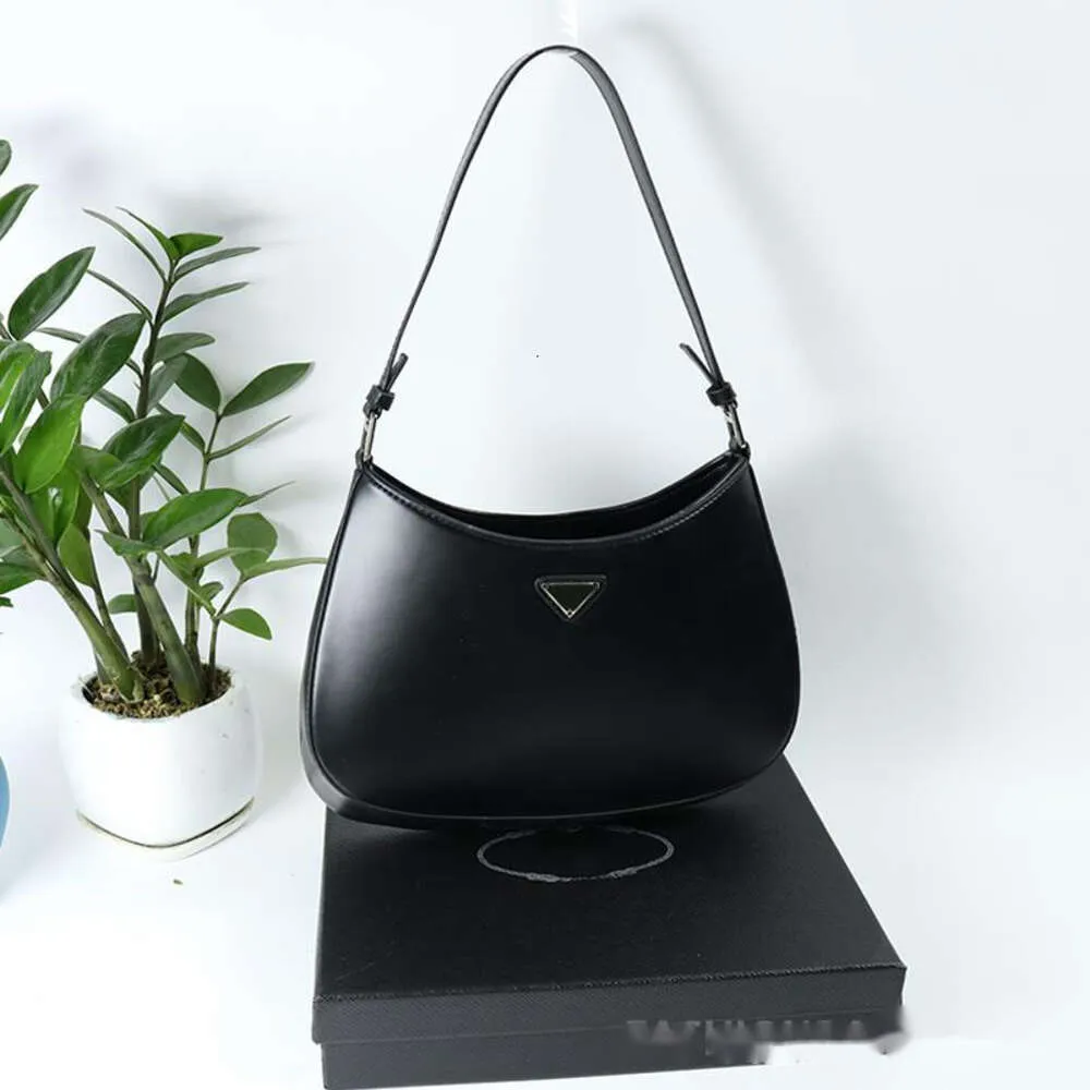Axelväskor högkvalitativ designer crossbody väska glänsande läder handväska messenger för kvinnor mode halvmåne väska totes 240125