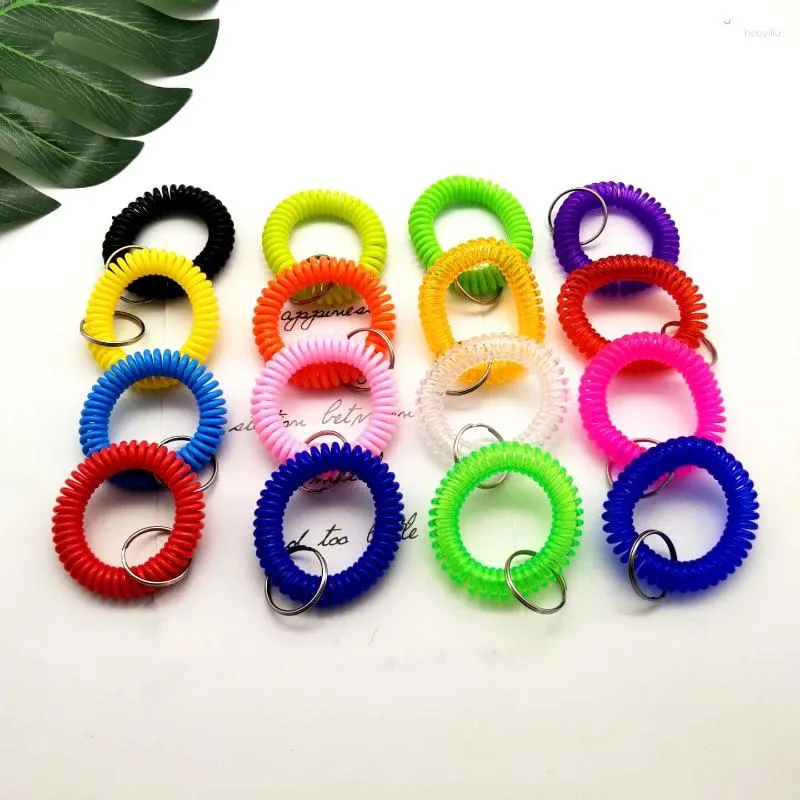 Keychains 200st/Lot Multicolor Plastic Stretchable Spiral Armband Wrist Coil Keychain Wristband Key Ring for Number Tag Sport Accessory