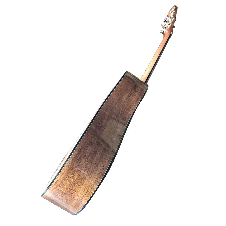 Um violão acústico de alta configuração em madeira maciça com barril D de 41 polegadas